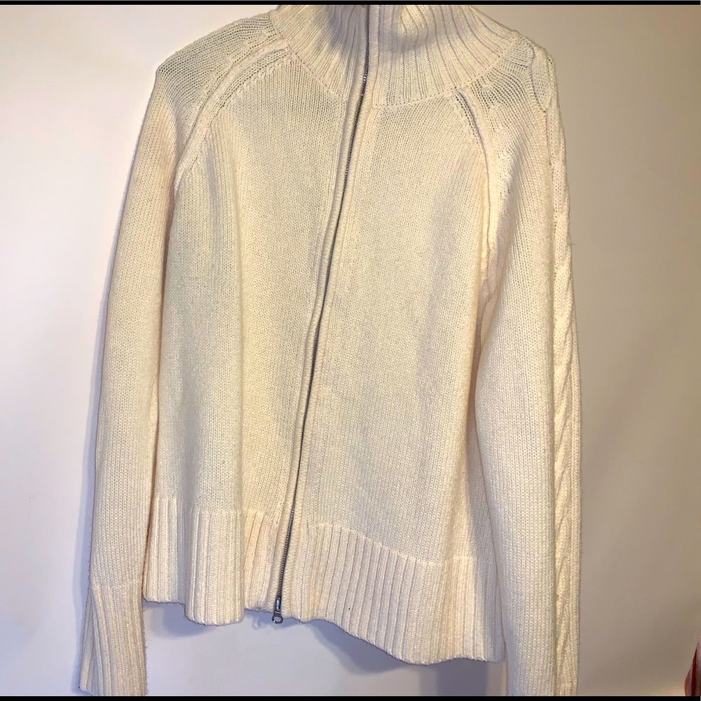 Turtle neck zip sweater